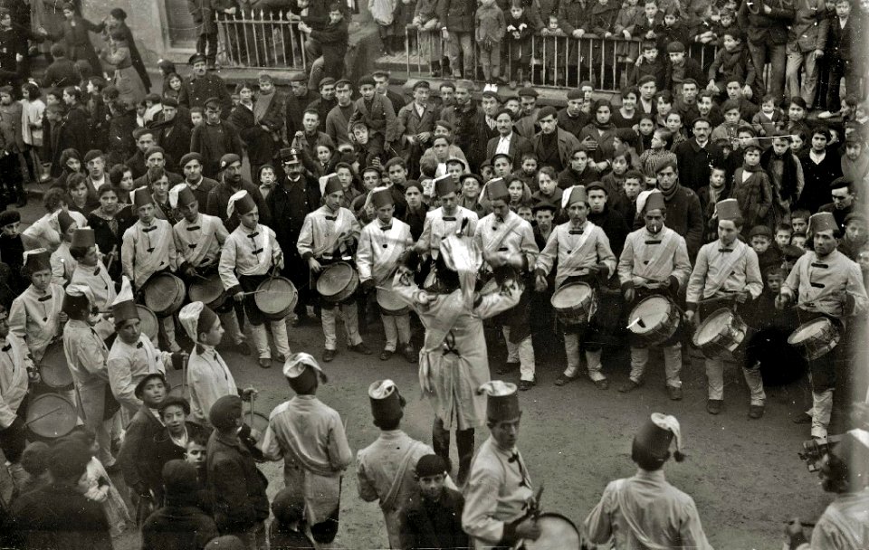 Actuación de la tamborrada Donosti Zarra por el barrio del Antiguo (13 de 13) - Fondo Car-Kutxa Fototeka