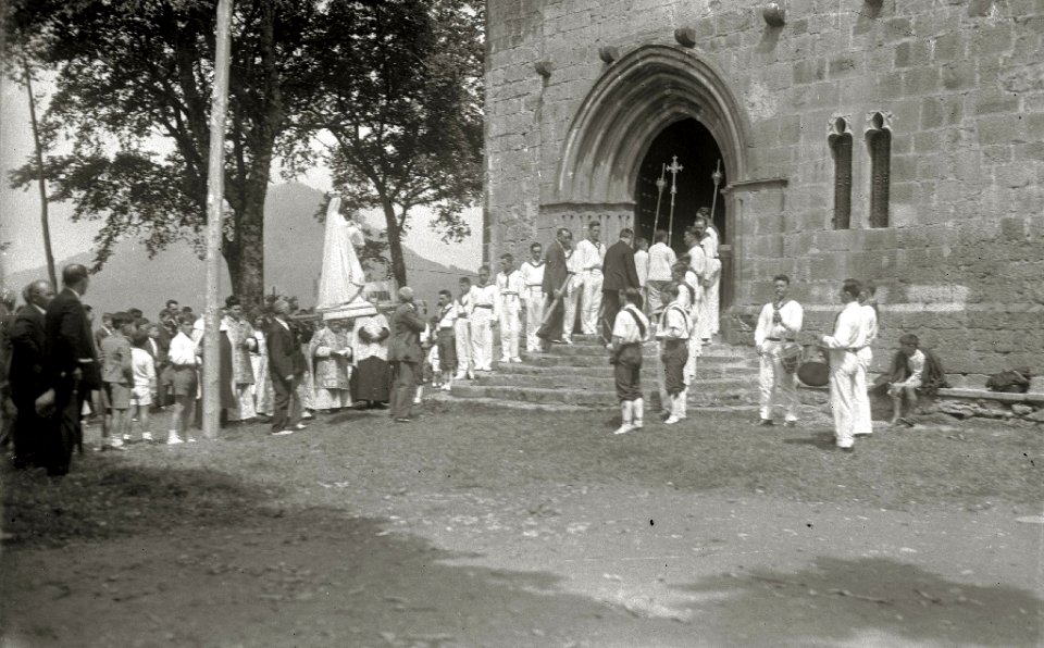 Acto religioso y aurresku junto a la ermita de Santa María la Antigua en Zumarraga (4 de 5) - Fondo Car-Kutxa Fototeka