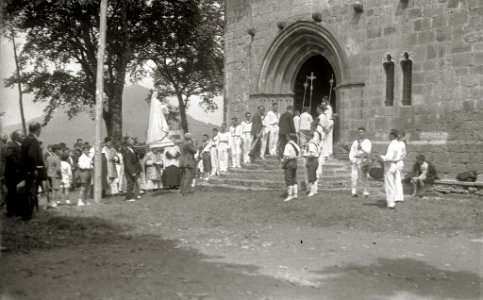 Acto religioso y aurresku junto a la ermita de Santa María la Antigua en Zumarraga (4 de 5) - Fondo Car-Kutxa Fototeka