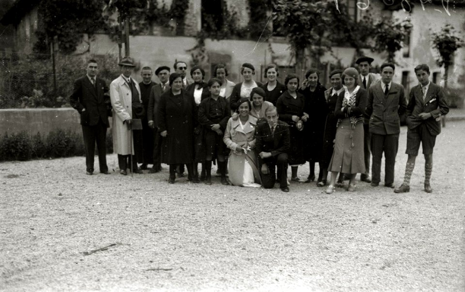 Acto religioso y aurresku junto a la ermita de Santa María la Antigua en Zumarraga (5 de 5) - Fondo Car-Kutxa Fototeka