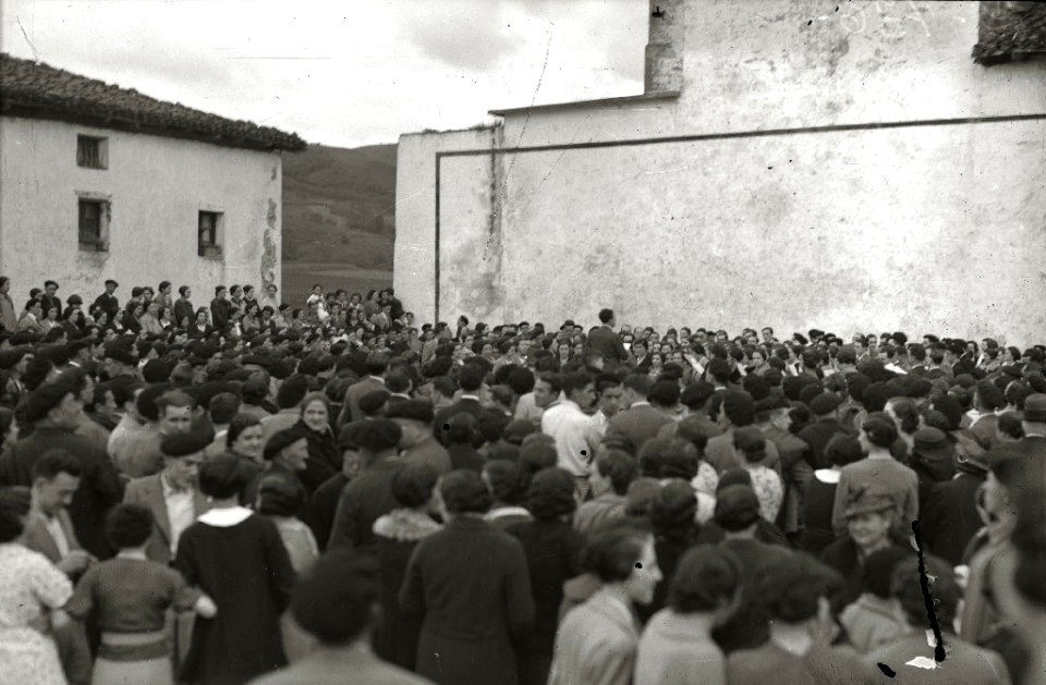 Actuación de dantzaris en Zubieta (1 de 9) - Fondo Car-Kutxa Fototeka