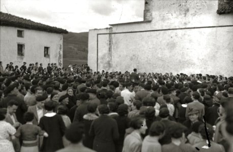 Actuación de dantzaris en Zubieta (1 de 9) - Fondo Car-Kutxa Fototeka