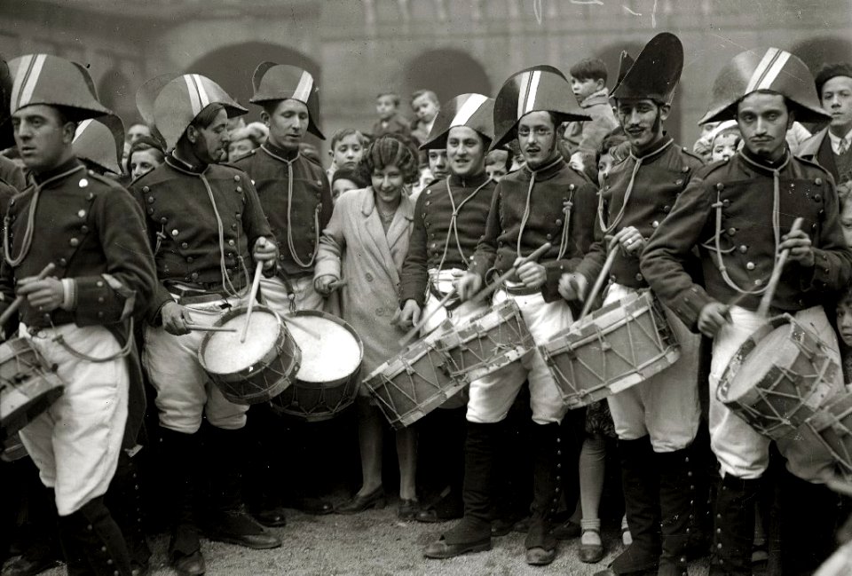 Actuación de una tamborrada en la plaza de la Constitución (3 de 3) - Fondo Car-Kutxa Fototeka