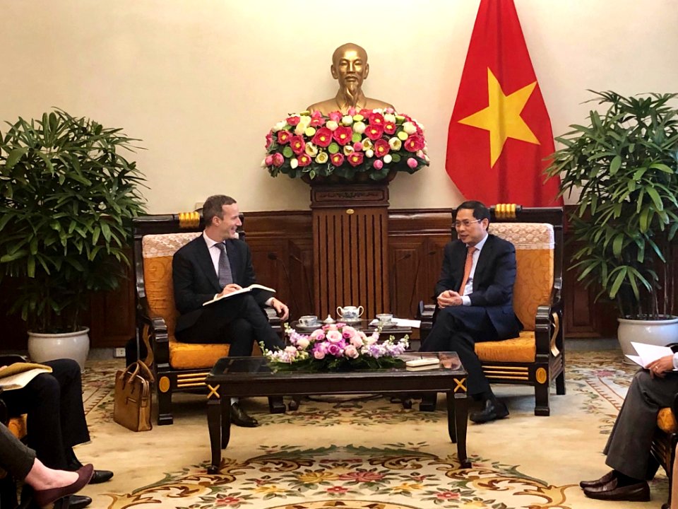 Adam Boehler meets with Bui Thanh Son in Hanoi - 2020