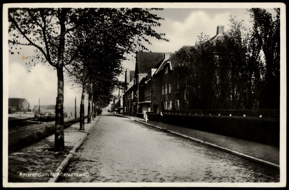 Adelaarsweg, op de achtergrond hoek Reigerweg. Links de oude Willem 1 sluizen. Uitgave J. Sleding, Amsterdam, Afb PRKBB00448000002