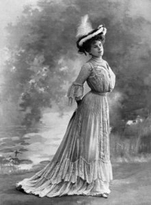 Adeline Lanthenay, par Reutlinger, 1902