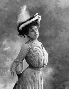 Adeline Lanthenay, par Reutlinger, 1902 (cropped)