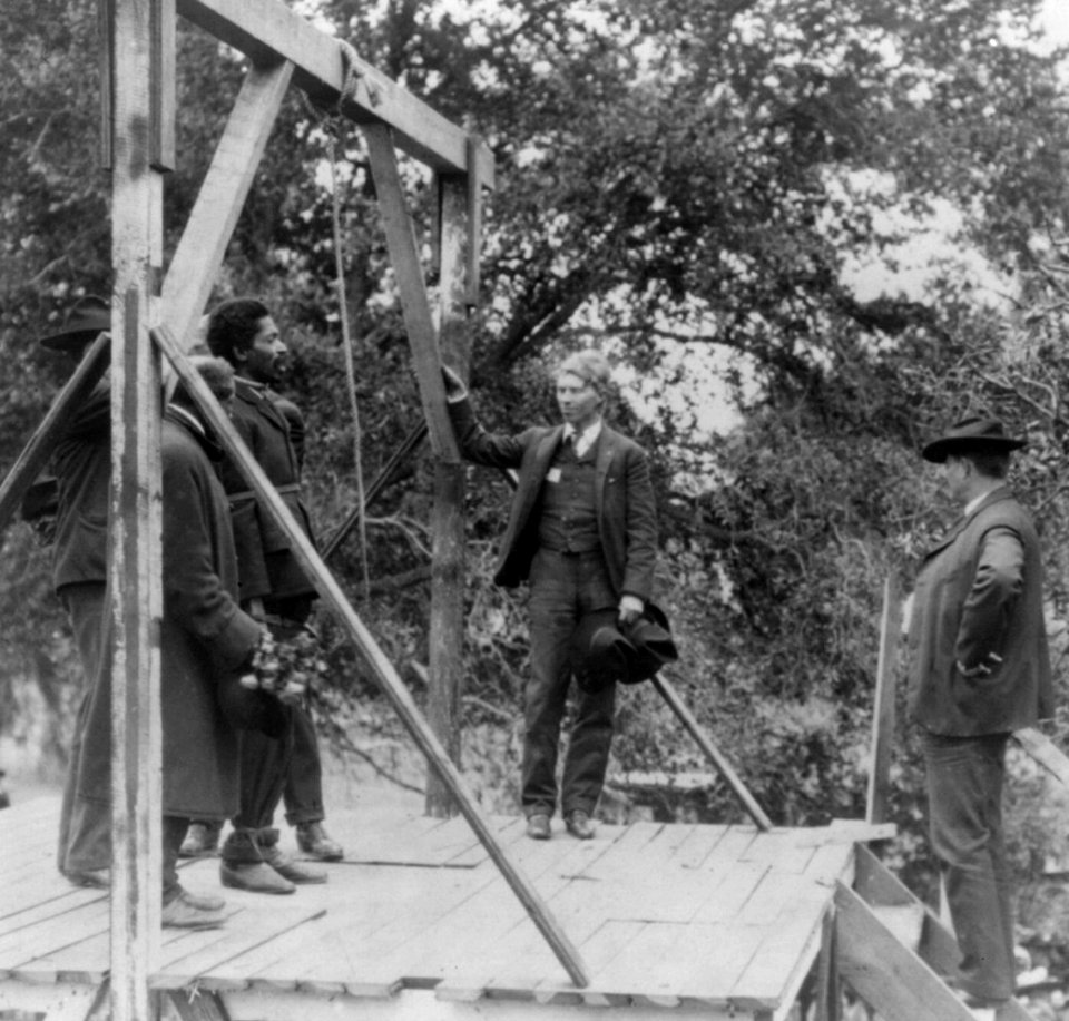 Adjusting the noose LCCN2012646359 (cropped)