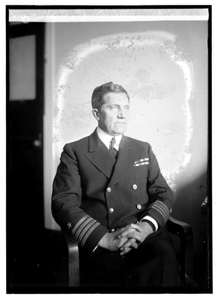 Adm'l L.M. Overstreet, 10-20-22 LCCN2016846833