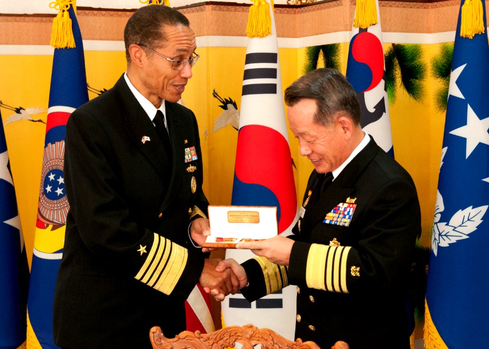 Adm. Haney gives a gift to ROK CNO Adm. Yoon-hee. (8509277029)