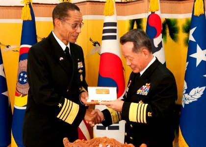 Adm. Haney gives a gift to ROK CNO Adm. Yoon-hee. (8509277029)