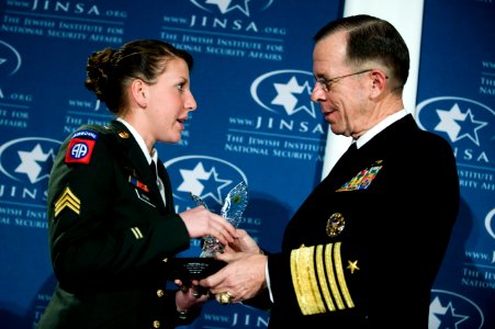 Adm. Mike Mullen presents U.S. Army Sgt. Monica L. Brown with the 2008 Jewish Institute for National Security Affairs Grateful Nation Award 01