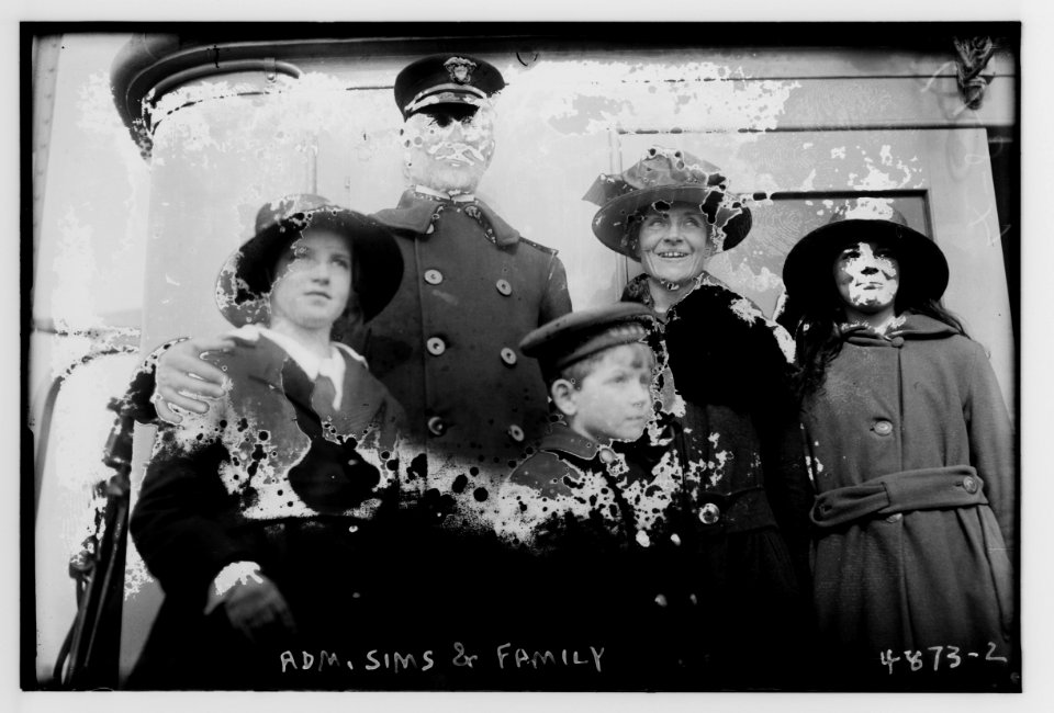 Adm. Sims & family LCCN2014708621