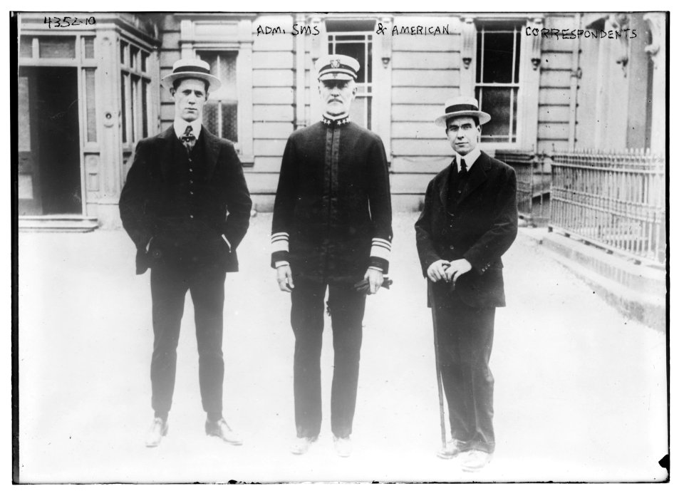 Adm. Sims & American correspondents LCCN2014705587