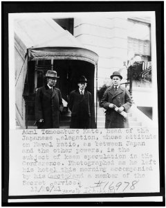 Admiral Tomosaburo Kato, leaving his hotel, on visit to Washington, D.C., for disarmament conference, with his secretary, Yamato Ichihashi, and a member of the Secret Service LCCN94506278