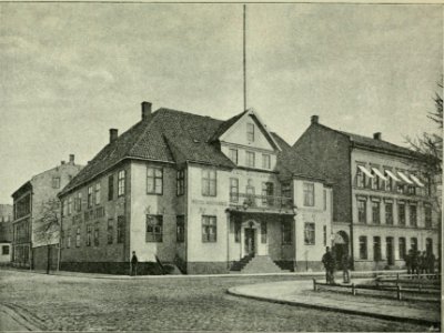 Admiralitetsraad Treschows Gaard ved Bryggerne, opført 1710 (nu Hotel Britannia). - Gamle Christiania-Billeder (1893) - 0079.1 (cropped) photo