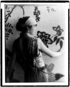 Adolf de Meyer - Woman, half-length portrait, facing right, viewed from behind