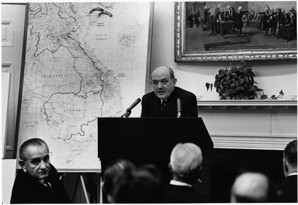Advisors, Secretary of State Dean Rusk and President Lyndon B. Johnson at a briefing - NARA - 192549