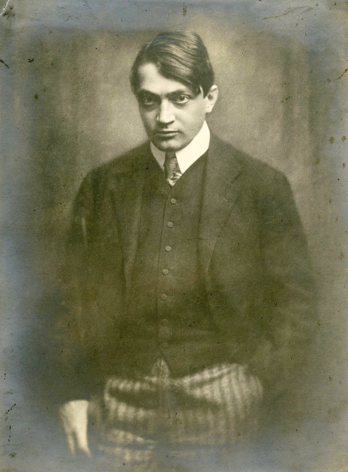 Ady Endre álló portréja (Székely Aladár felvétele, 1908)