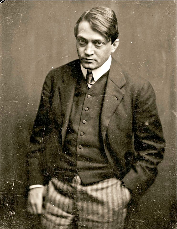 Ady Endre álló portréja (Székely Aladár felvétele)