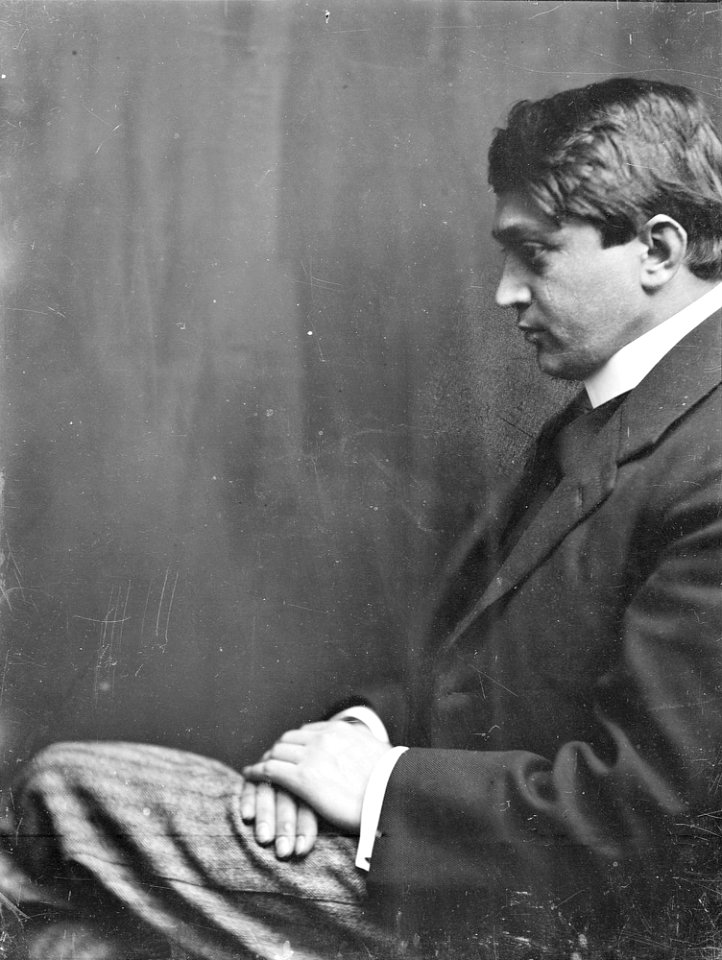 Ady Endre ülő portréja profilból (Székely Aladár, 1908)