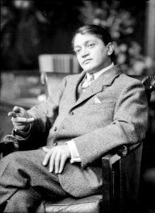 Ady Endre ülő portréja 1915-ben (Székely Aladár felvétele) photo