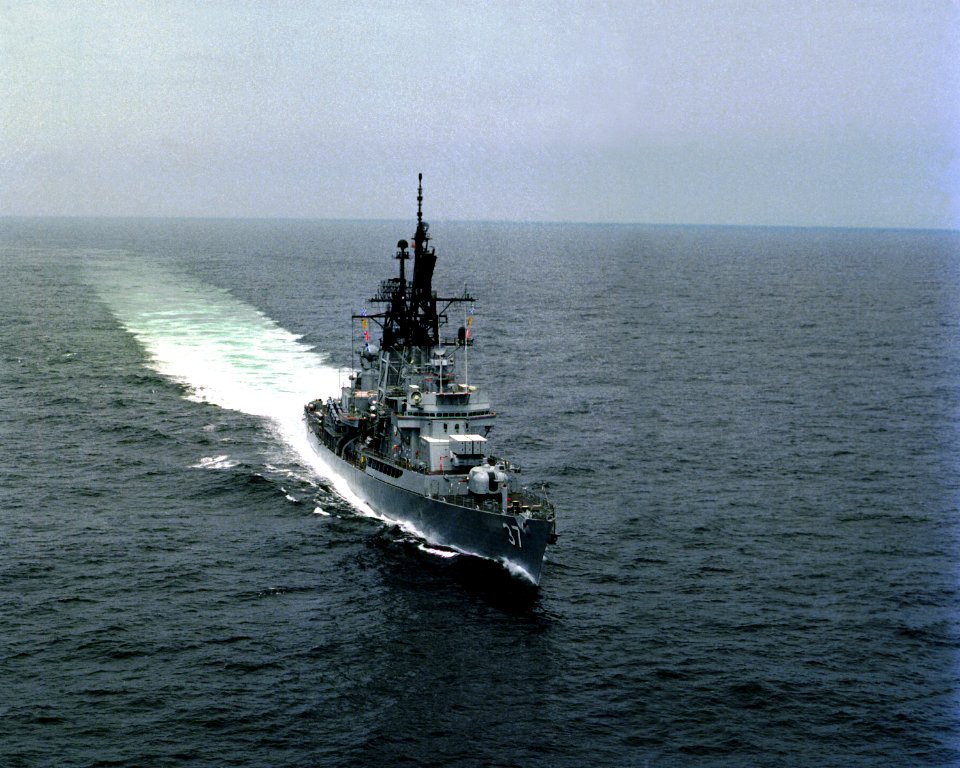 Aerial starboard bow view of the guided missile destroyer USS FARRAGUT (DDG-37) underway. (20416601328)