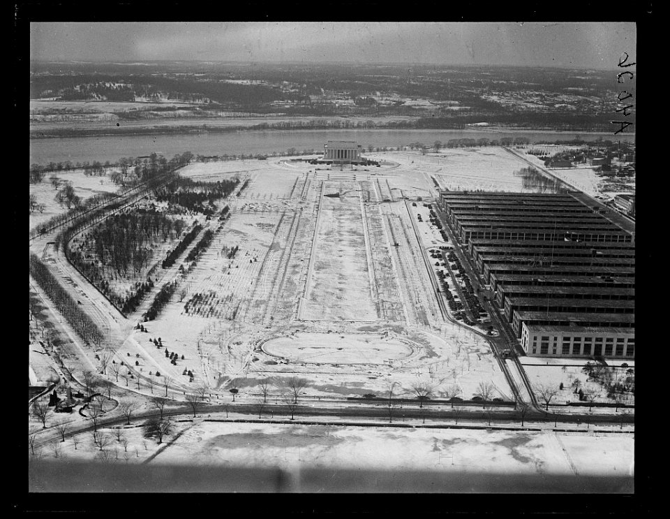 Aerial view of Lincoln Memorial with snow, Washington, D.C. LCCN2016891198