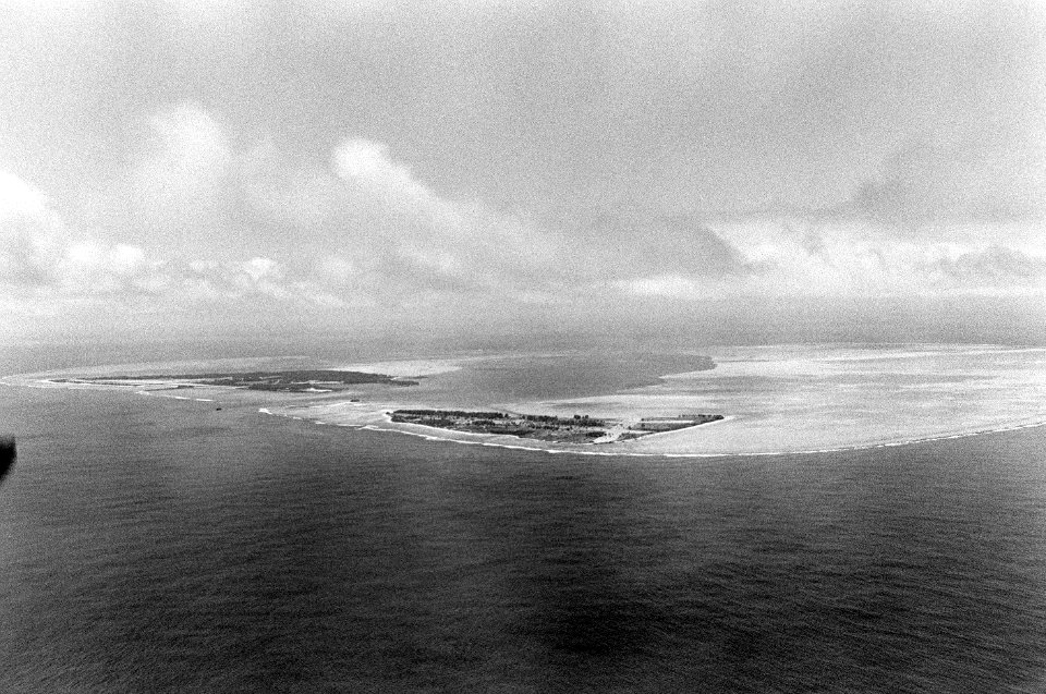Aerial view of Midway Atoll on 11 April 1985 (6394526)