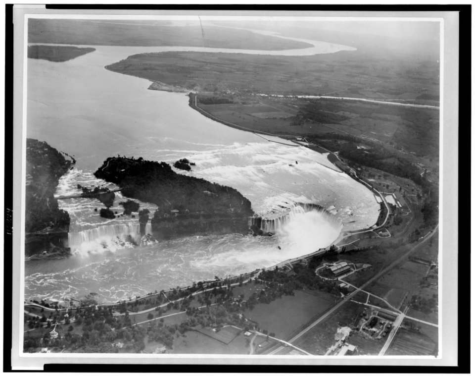 Aerial view of Niagara Falls, New York LCCN96508035