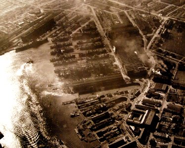 Aerial view of the Norfolk Naval Shipyard, Virginia (USA), on 17 January 1944 (80-G-209655)