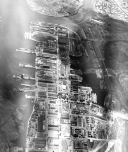 Aerial view of the Philadelphia Naval Shipyard and Reserve Fleet Basin on 8 June 1954 (80-G-641657)