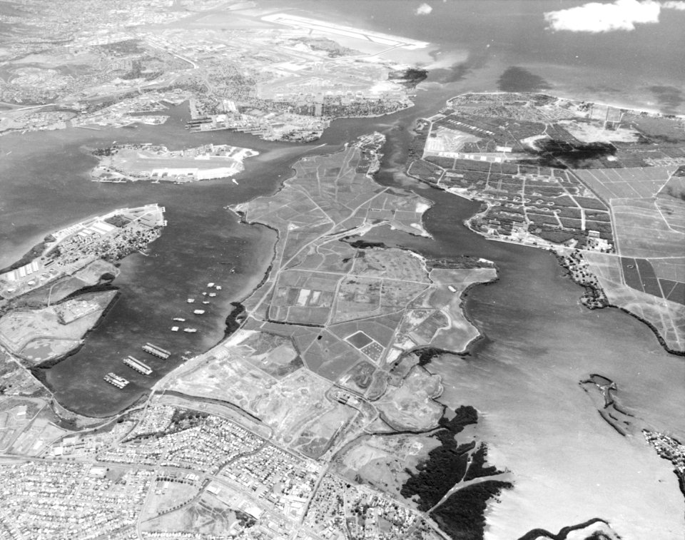 Aerial view of Pearl Harbor, Oahu, Hawaii (USA), on 10 March 1978 (KN-26931)