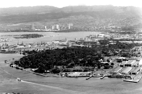 Aerial view of the Pearl Harbor Naval Shipyard, circa in 1981 (6350068)