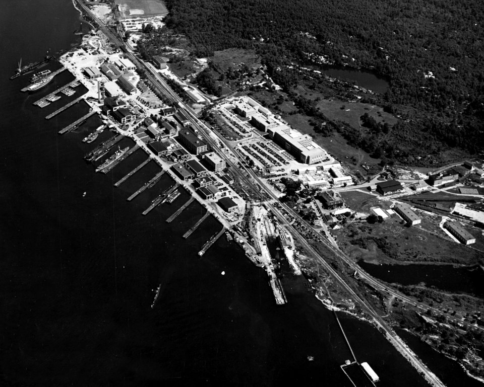Aerial view of the U.S. Naval Submarine Base New London in Groton, Connecticut (USA), on 21 July 1941 (NH 117553)