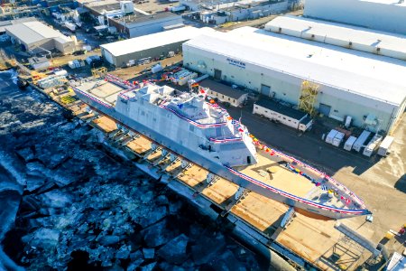 Aerial view of USS St. Louis (LCS-19) before its christening at Marinette Marine, Wisconsin (USA), on 15 December 2018 (181215-N-N0101-115)
