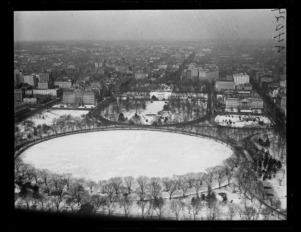 Aerial view of White House with snow, Washington, D.C. LCCN2016891196