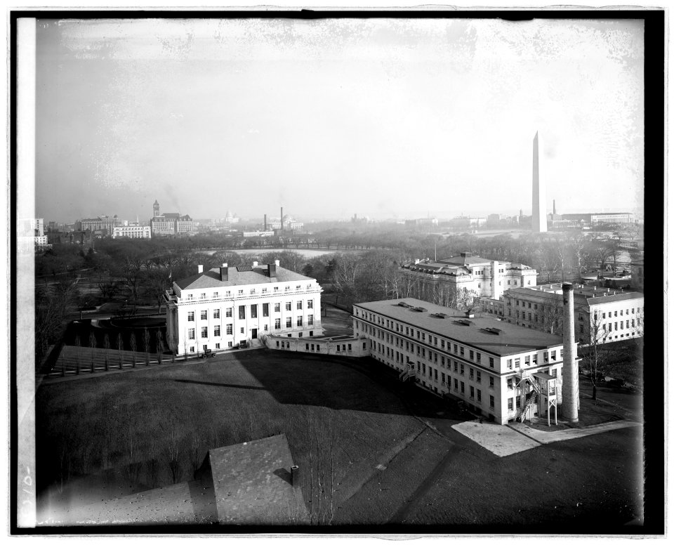Aerial view over south lawn of looking southeast toward Washington Monument, with American Red Cross building and Memorial Continental Hall (DAR) in foreground. Washington D.C. LCCN2016824128