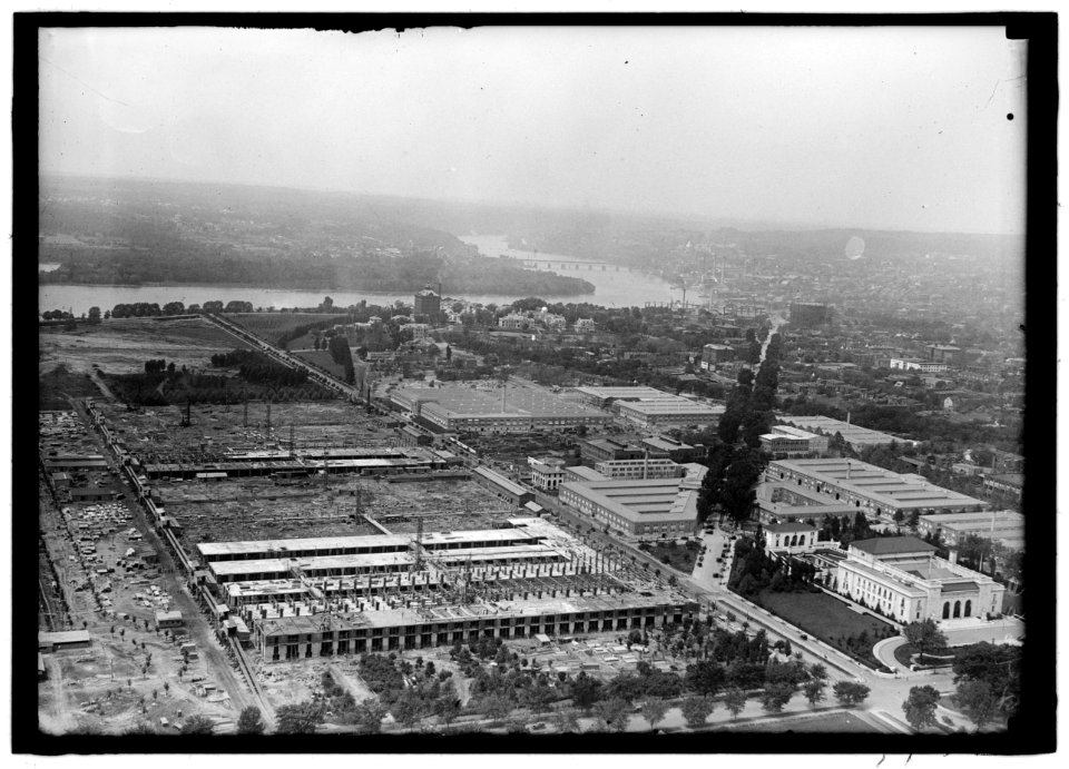 Aerial view, Washington, D.C. LCCN2016869172