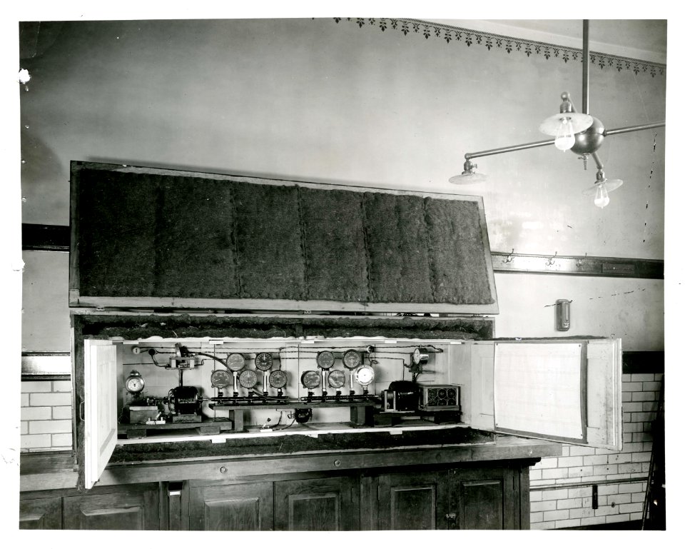 Aeronautic instrument that measures R.P.M. (unidentified2)