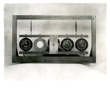 Aeronautical instrument to measure altitude (unidentified)