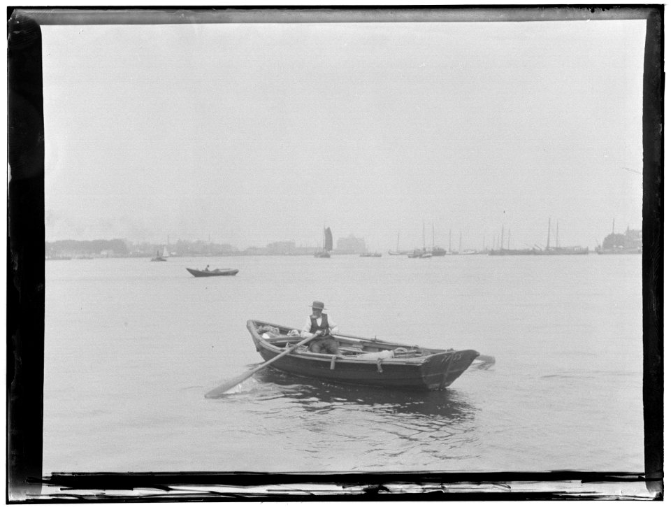 Afgesloten IJ in westelijke richting en een man in een roeiboot Links de Westerdoksdijk Jacob Olie (max res)