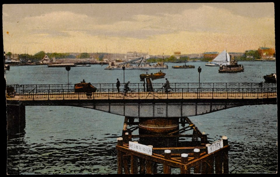 Afgesloten IJ en Oostertoegang in de De Ruijterkade met baggermolen en pont naar Amsterdam Noord. Uitgave Maatschappij 'Rembrandt', Afb PRKBB00274000018