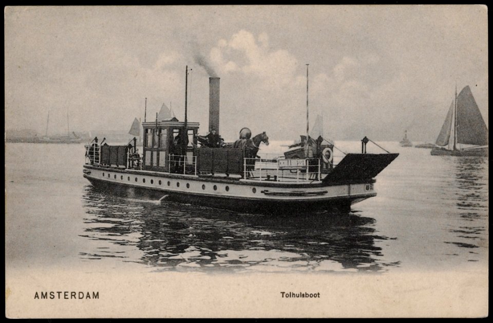 Afgesloten IJ met stoompont naar het Tolhuis. Vier platbodems varen nog wel onder zeil. Uitgave Dr. Trenkler co. Leipzig, Afb PRKBB00274000007