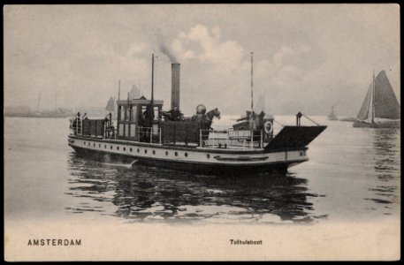 Afgesloten IJ met stoompont naar het Tolhuis. Vier platbodems varen nog wel onder zeil. Uitgave Dr. Trenkler co. Leipzig, Afb PRKBB00274000007