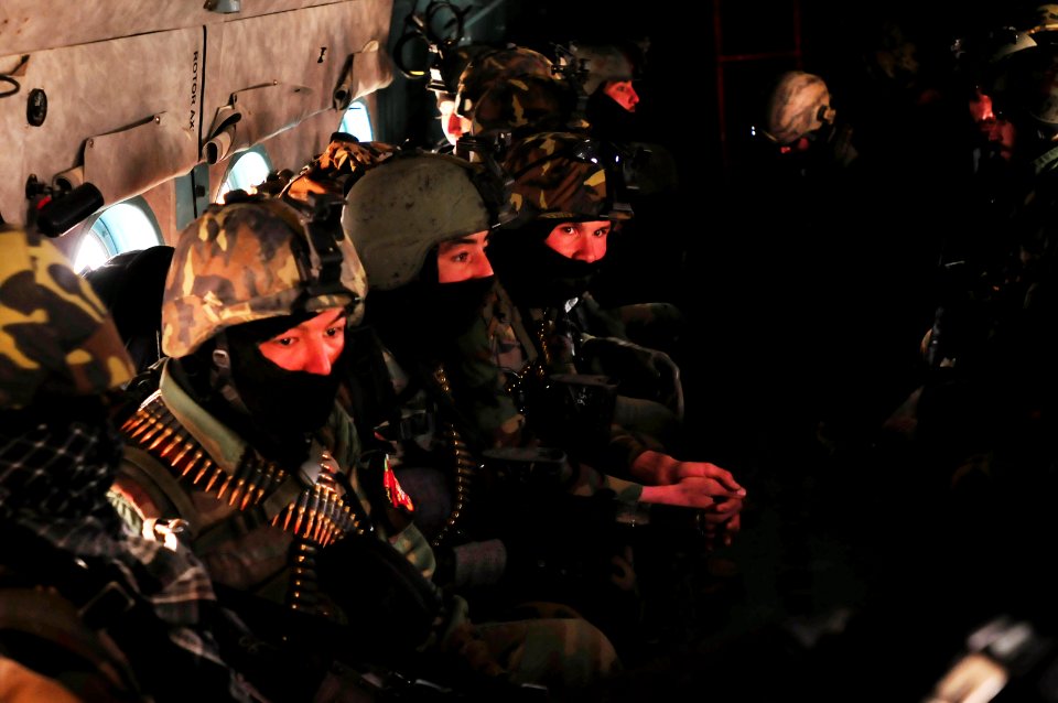 Afghan commandos fill the cabin of an MI-17 Transport helicopter (4422201305)