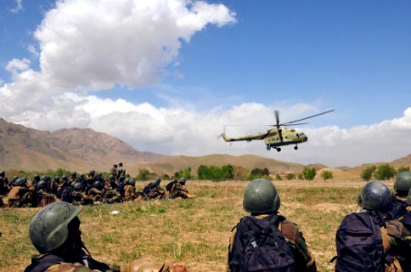 Afghan commandos wait for a Mi-17 helicopter to land (4489790300)