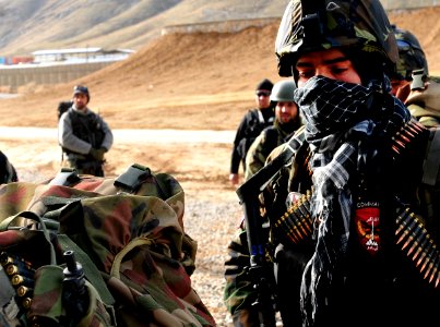 Afghan commandos stand ready to board an MI-17 transport helicopter (4422965276)