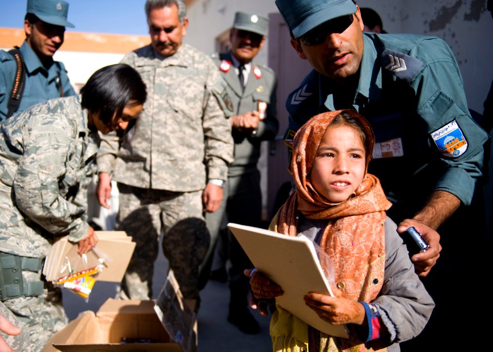 Afghan Police Give School Supplies to Kandahar Children DVIDS344799