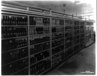 Aisle view in a Piggly Wiggly Supermarket. 1917-1918 LCCN2017646577